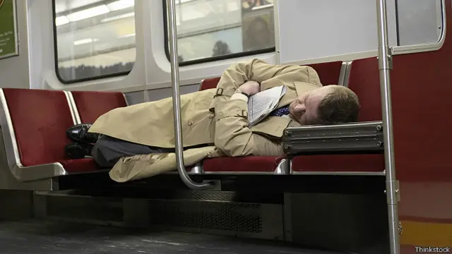 Спящий в вагоне метро