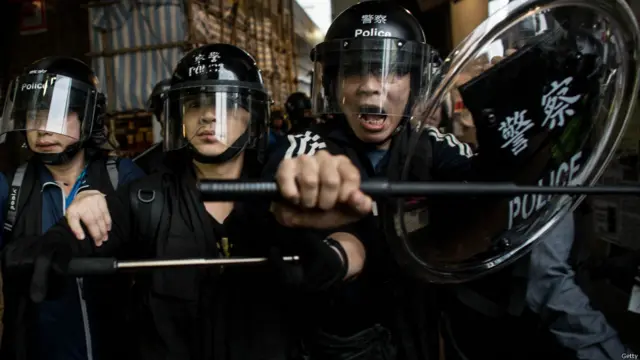 據悉，這是9月28日警方對抗議人群使用催淚瓦斯以來首次攻入金鐘佔領區。