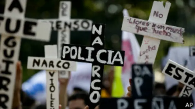 Los opositores de Peña Nieto dicen que las propuestas no van al grano de la corrupción e impunidad en los organismos policiales.