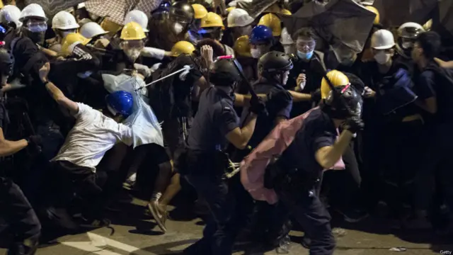 警方表示，自11月30日晚以來，至少40人在包圍政府總部的衝突中被捕。