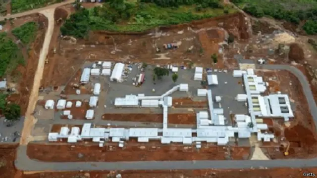 بعد مرور أربعة أسابيع تقريبا على فتح منشأة "كيري تاون"، هناك انزعاج شديد من بطء جهود الإغاثة 