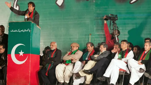 عمران خان نے پھر الزام عائد کیا ہے کہ موجودہ اسمبلی دھاندلی کی پیداوار ہے