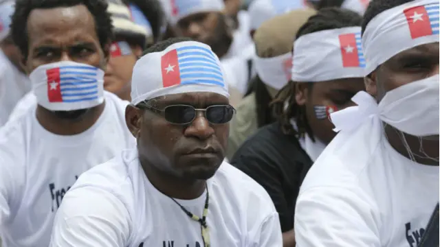 "Mimpi di siang bolong untuk mensejahterakan rakyat Papua. Rakyat Papua tidak minta itu. Rakyat Papua minta penyelesaian status politik Papua masuk NKRI dan pelangaran HAM di Papua. Kalau Pemerintah RI mau bangun Papua silakan saja, tapi sayang upaya indonesia akan sia sia saja, karena itu bukan kemauan rakyat Papua." (Ojax Xedix, Komunitas Facebook BBC Indonesia).