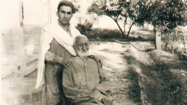 دا سړى د پښتو په مينه ما په تصويرونو کې د باچا خان شاته احتراماً ليدلى دى چې د هغه په دنګو اوږو یې لاسونه ايښي دي.