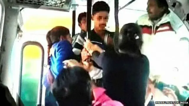 El incidente fue grabado por un pasajero en su móvil.