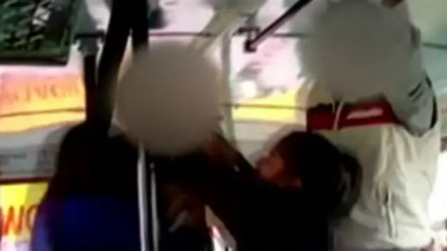 Las hermanas dijeron que atacaron a sus agresores tras no recibir ayuda de los pasajeros.