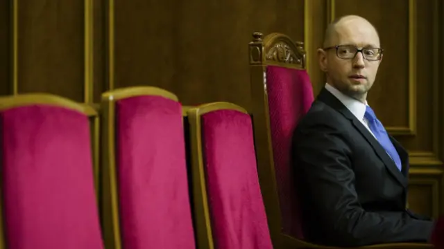 Арсеній Яценюк у ложі уряду в парламенті 