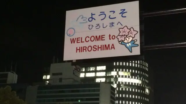 د هیروشیما د اورګاډي تم ځای چې ګڼ کورني او بهرني سیلانیان یې د دې اټومي بم ځپلي ښار د لیدو له پاره کاروي.