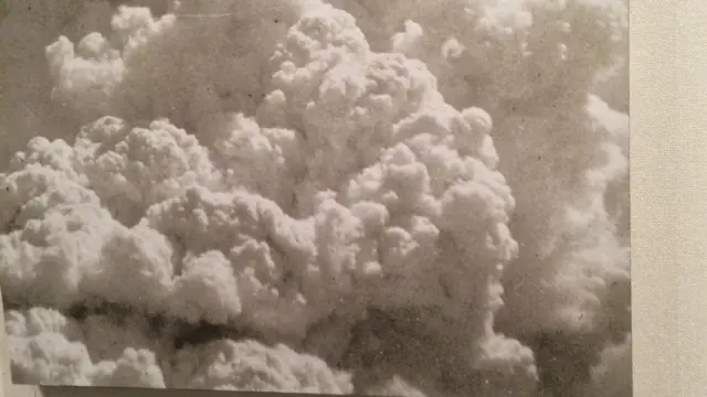 دا عکس تر اټومي برید نژدې ۱۵ دقیقې وروسته له ۴ کیلومتره واټن څخه یوې پوځي بېړۍ اخیستی دی. 