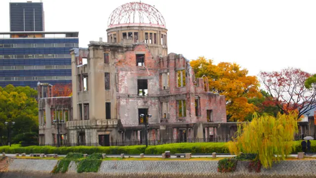 اټومي برید نژدې ټول ښار ایره کړ. یوازې دا ودانۍ ترې همداسې نیمه ړنګه پاتې شوه چې اوس د یادګار په ډول ساتل کېږي.