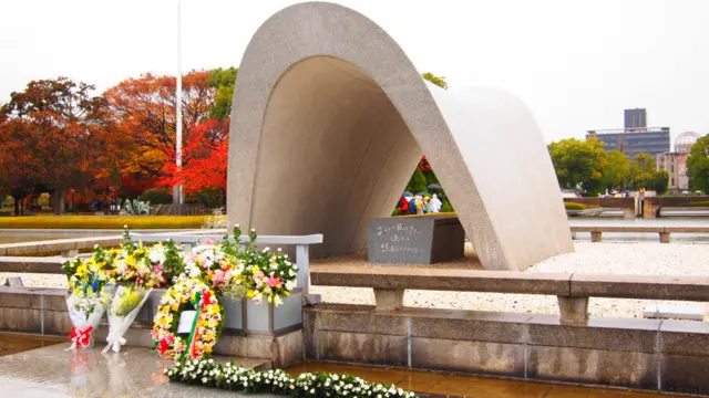 د اټومي برید د قربانیانو یادګار. د وژل شویو د نومونو ترڅنګ پرې دا جمله کښل شوې: « پرېږدئ چې دا ټولې ارواوې آرامې ویدې شي چې موږ بیا شیطاني عمل تکرار نه کړو.»