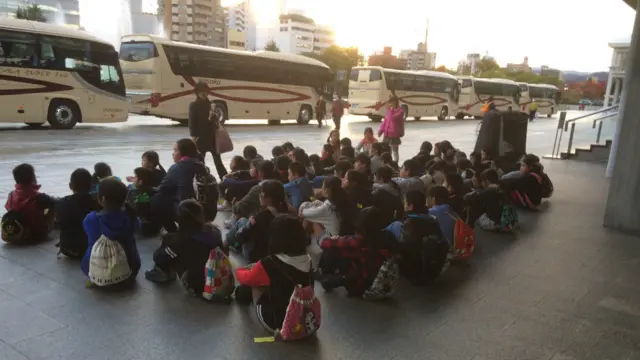 د اټومي برید د قربانیانو موزیم ته هرکال تر یو میلیونو ‌‌ډېر وګړي ورځي. د جاپاني زده کوونکو دا ډله موزیم ته د ننه وتو انتظار کوي.