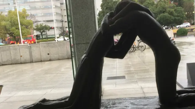 دا مجسمه د دویمې نړیوالې جګړې د پایته رسېدو پر پنځوسم کال د برتاینا د کاوېنټري ښار له خوا د پخلاینې د نښې په توګه په هیروشیما کې لګول شوې ده.