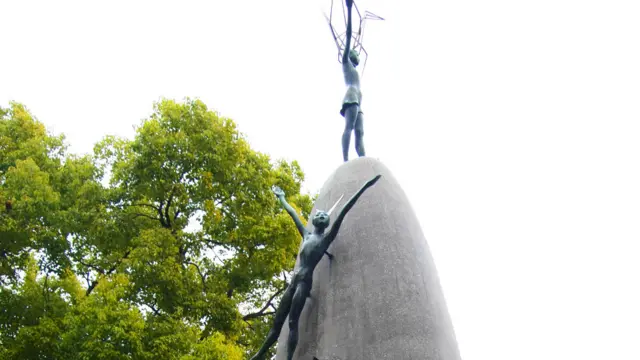 د هیروشیما د بم ځپلو کوچنیانو یادګار. د نړۍ له ګوټ ګوټ نه دغه یادګار ته د کوچنیانو کاغذي ډالۍ تر لسو ټنو ډېرې شوې دي.