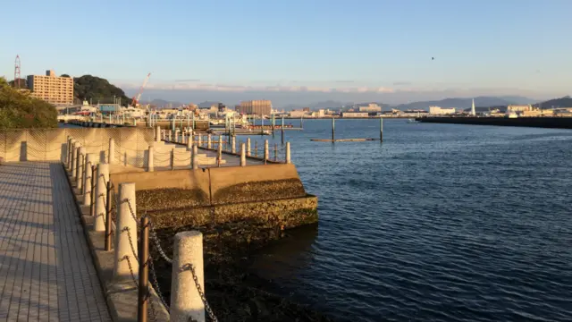 د هیروشیما یوه سوله ییزه سمندري څنډه. همدلته نژدې د ۱۹۴۵ کال د آګست پر ۶ د سهار پر ۸ بجو او ۱۶ دقیقو امریکایي الوتکې لومړنی اټومی بم غورځولی و.