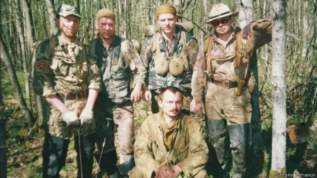 Вячеслав Прохоренко (сидит) и другие поисковики отряда "Честь и долг" недалеко от того места, где были найдены останки Аркадия Гидрата