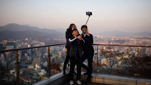 Tren selfie membuat penjualan selfie stick atau dikenal sebagai tongkat narsis (tongsis) laris.