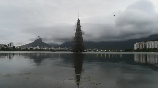 85 میٹر بلند یہ درخت دنیا کا سب سے بلند تیرتا ہوا کرسمس ٹری ہے۔