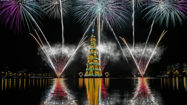 برازیل کے دارالحکومت ریو ڈی جنیرو میں پانی پر تیرتے ہوئے مشہور کرسمس ٹری کو 19ویں مرتبہ نمائش کے لیے پیش کر دیا گیا ہے۔