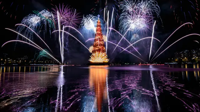 کرسمس درخت روشن کرنے کی تقریب میں شامل ہونے کے لیے دنیا بھر سے سیاح ریو پہنچتے ہیں۔