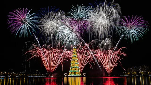 روشنیوں کے کمالات کی وجہ کرسمس درخت کا رنگ بدلتا رہتا ہے۔ یہ جھیل میں 6 جنوری، 2015 تک موجود رہے گا۔