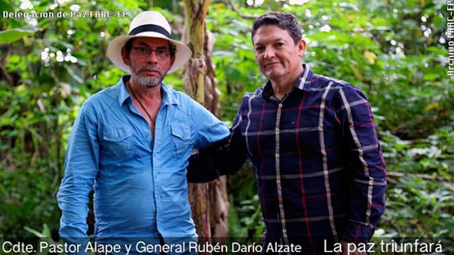 La foto del general con un jefe de las FARC causó polémica.