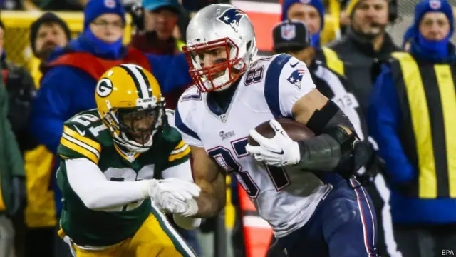 امریکن فٹبال کے چار ہزار سے زیادہ سابقہ کھلاڑیوں نے کھیل کے دوران سر پر لگنے والی چوٹوں کی وجہ سے این ایف ایل پر ہرجانے کا دعویٰ کیا ہوا ہے