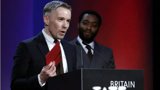 أعلن عن فوز كامبل بالجائزة الممثل البريطاني شيويتل ايغافور خلال حفل اقيم في متحف "تيت" البريطاني