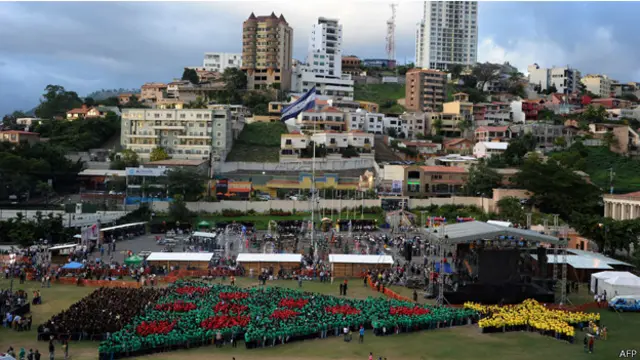 شكلت الشجرة في العاصمة تيكوغيكالبا