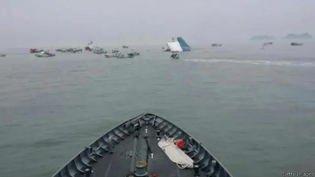 Sebelumnya, Korea Selatan mengalami bencana laut terbesar dengan tenggelamnya kapal feri Sewol tenggelam, menewaskan lebih dari 300 orang. 