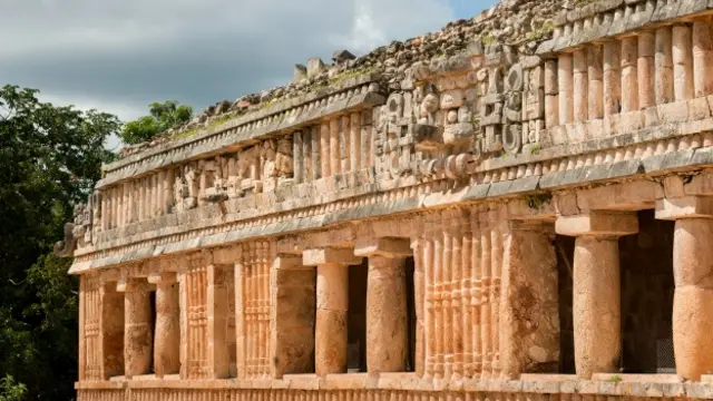 Gran palacio maya en Uxmal, méxico. Foto: Mascarón en reserva arqueológica maya de Uxmal, México. Foto: Pim Schalwijk/INAH
