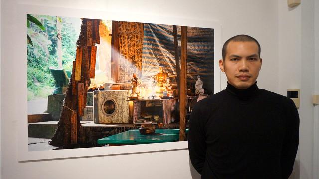 李岳凌與他的作品「違章建築」在薩里大學攝影展上