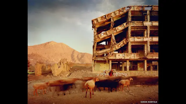 Simon Norfolk, apartemen yang penuh dengan bekas peluru