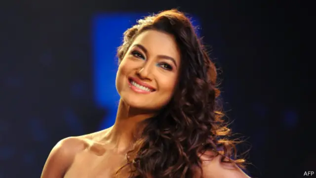 බොලිවුඩ් නිළි ගව්හාර් ඛාන්