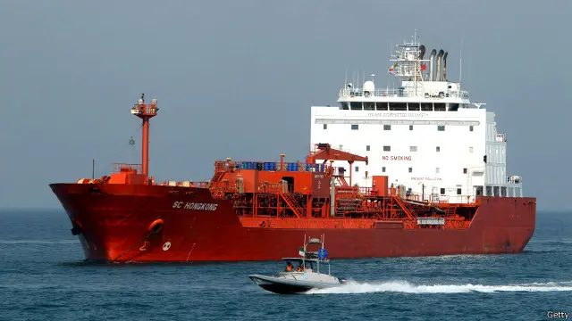 گفته میشود ایران بیش از چهل میلیون بشکه نفت خام و میعانات گازی را در نفتکشهای شناور روی آب ذخیره کرده است