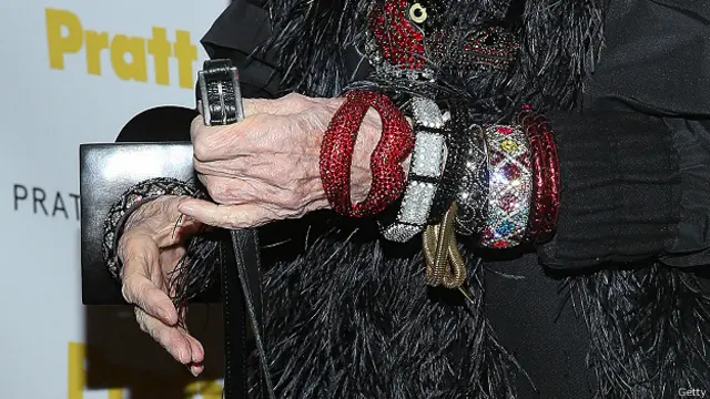 Ювелирные изделия на руке Айрис Апфель