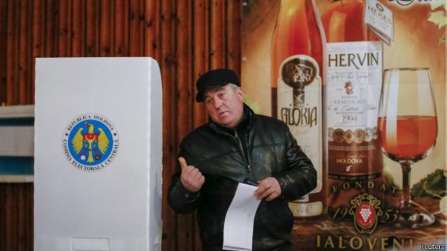 На избирательном участке в селе Лаловени в день парламентских выборов в Молдавии 30 ноября 2014 года