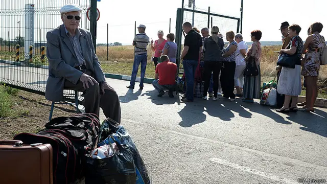 Жители Украины на КПП Донецк
