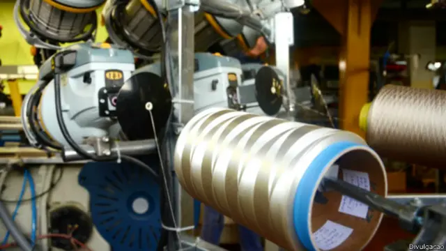 Uma fábrica de sucos foi adaptada para receber as máquinas que produzem as fibras têxteis