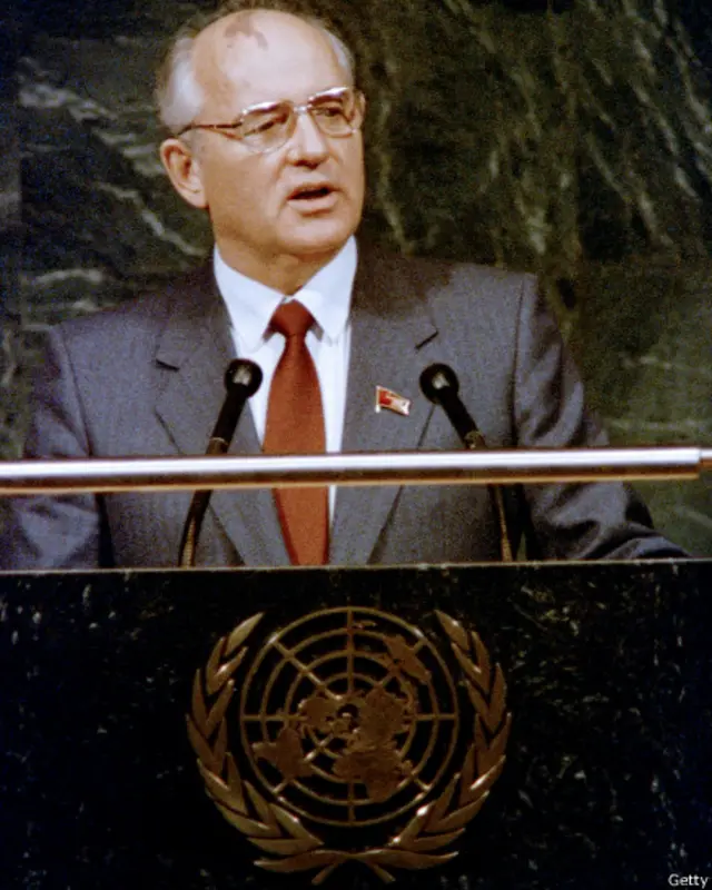 Годом раньше, 7 декабря 1988 года, Михаил Горбачев выступил с речью на Генеральной Ассамблее ООН, в которой отказался от термина "классовая борьба" и начал говорить о "неделимости безопасности"
