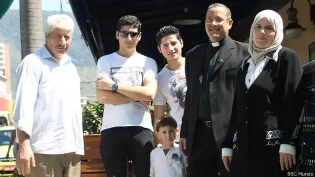 Refugiados sirios junto a un cura católico en Río de Janeiro.