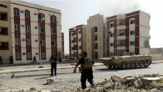 القوات العراقية تطارد مسلحي داعش في احدى ضواحي الرمادي (ارشيف)