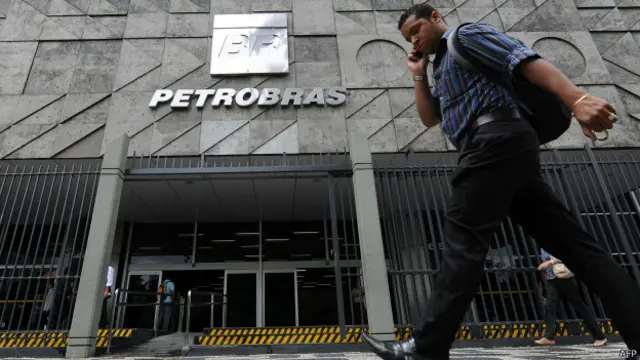 Un peatón pasa frente a la sede de Petrobras en Río de Janeiro