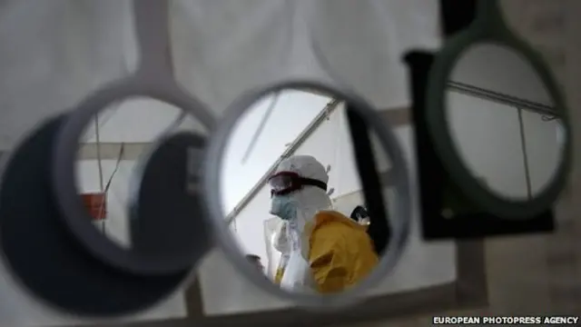 آموزش مددیار برای مقابله با ابولا توسط سازمان پزشکان بدون مرز