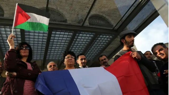 د فرانسې د عمومي اسمبلۍ ۳۳۹ غړو د تایید او ۱۵۱ یې د رد رایې ورکړې.
