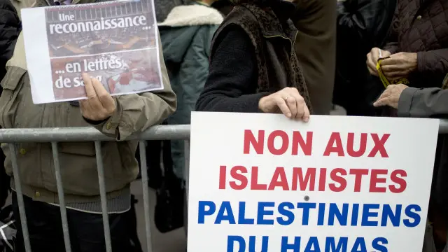 اسرائیلو د پاریس له خوا د فلسطیني حکومت په سمبولیک رسمیت پېژندل یو "خام ګام" بللی دی.