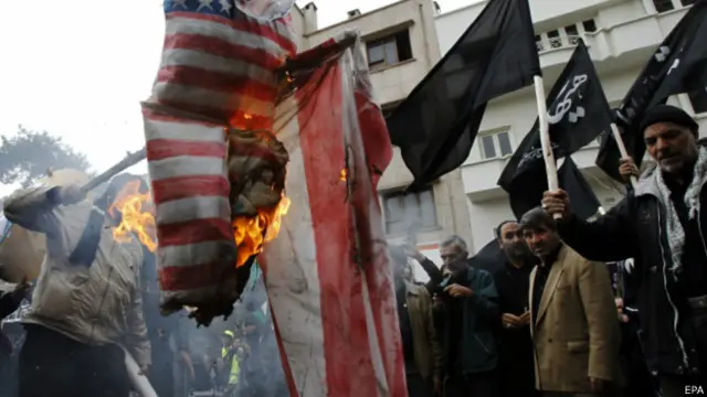 El pasado 4 de noviembre, como es habitual cada año, miles de manifestantes se concentraron ante la anterior embajada de EE.UU. en Teherán para conmemorar el 35 aniversario de aquella crisis.
