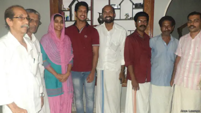 स्थानीय मार्क्सवादी कम्यूनिस्ट पार्टी के नेताओं के साथ गौतम-अनशिदा.