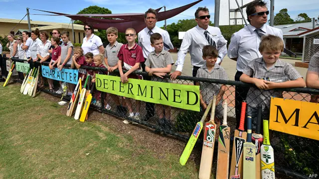 मैकविलि में रास्ते के किनारे खड़े लोग