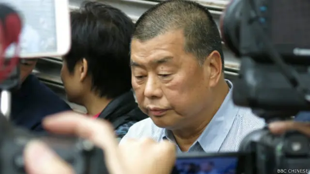 参与占领的壹传媒集团主席黎智英在警署出现，引发媒体追访。黎智英说来这里是声援“占中三子”自首，但他将等待学生被捕时一同被捕。